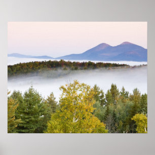 Póster Niebla matutina y los picos Percy vistos desde la