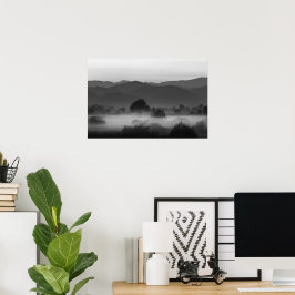 Póster Niebla que atraviesa el valle en blanco y negro