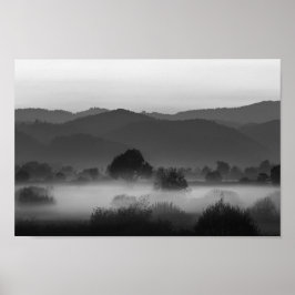Póster Niebla que atraviesa el valle en blanco y negro