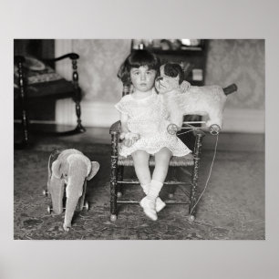 Póster Niña con juguetes de peluche, 1922. Foto antigua