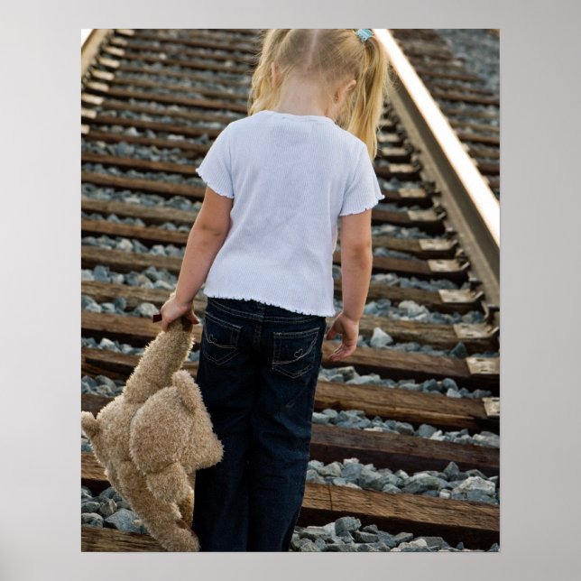 Póster Niña en vías de ferrocarril (Frente)