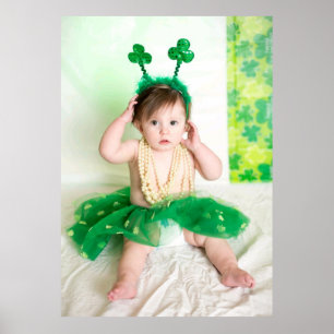 Póster Niña irlandesa linda con el Shamrock verde