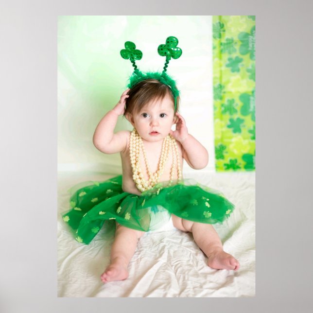 Póster Niña irlandesa linda con el Shamrock verde (Frente)