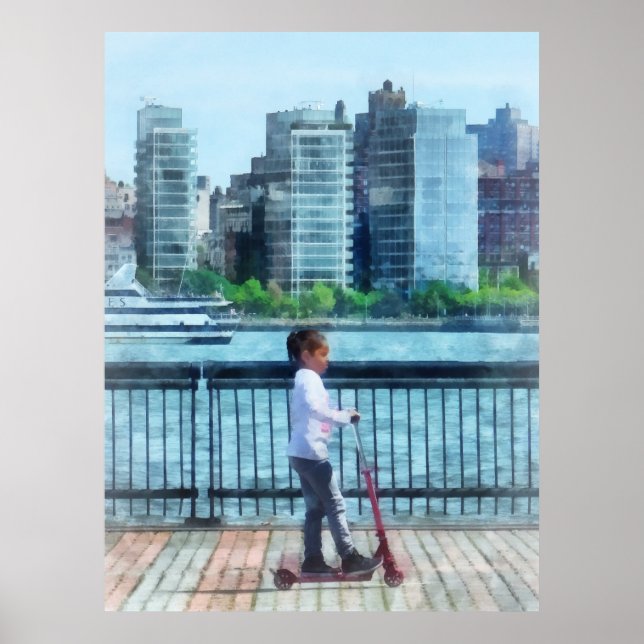 Póster Niña pequeña en Scooter por Manhattan Skyline (Frente)
