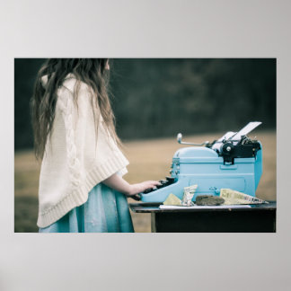 Póster Niña pequeña escribiendo una historia