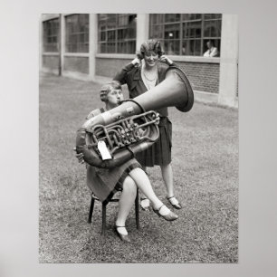 Póster Niña tocando la tuba, 1928. Foto antigua