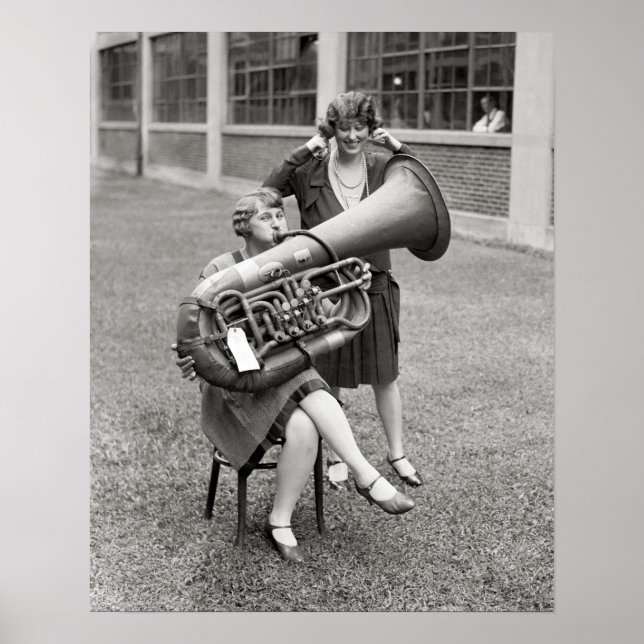 Póster Niña tocando la tuba, 1928. Foto antigua (Frente)