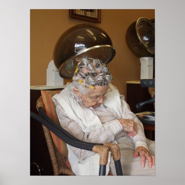 Póster Niña Vieja Duerme Bajo Secador De Pelo II (Frente)