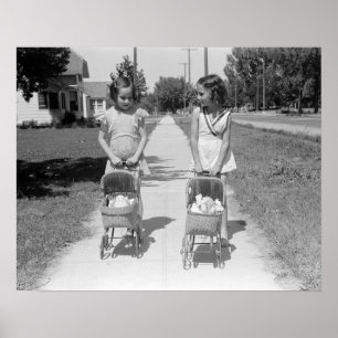 Póster Niñas empujando cochecitos de bebé, 1941. Foto ant
