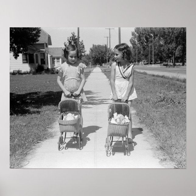 Póster Niñas empujando cochecitos de bebé, 1941. Foto ant (Frente)