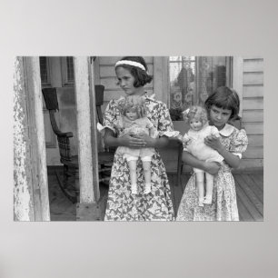 Póster Niñas pequeñas con muñecas, años 30