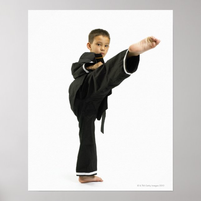 Póster Niño (6-8) con ropa de karate pateando (Frente)