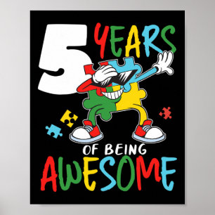 Póster Niño autista de 5 años de edad con conocimiento de