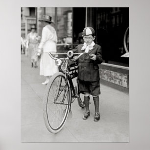Póster Niño con una bicicleta, 1922. Foto de cosecha de v