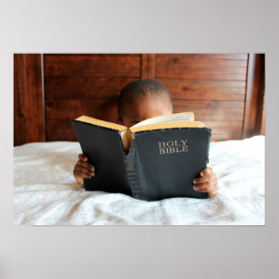 Póster Niño leyendo la Santa Biblia