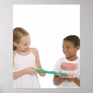 Póster Niños con un conjunto de dientes modelo y de tamañ