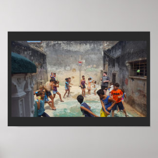 Póster Niños cubanos con globos de agua
