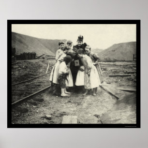 Póster Niños inspeccionando una cámara Kodak 1902