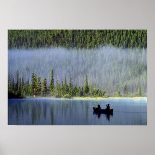 Póster Niños pescando desde canoa con niebla en