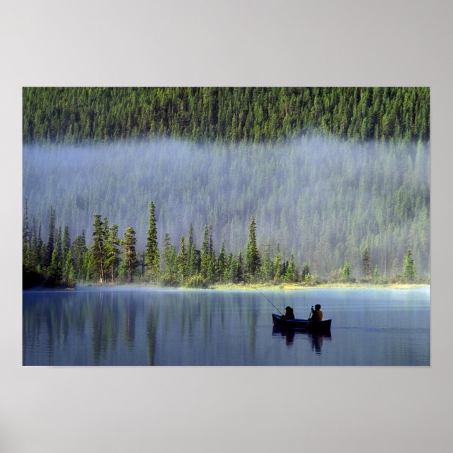 Póster Niños pescando en canoa con niebla en (Frente)