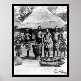 Póster Niños por una casa de techo de paja en África Orie