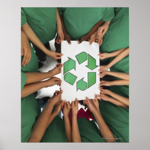 Póster Niños que celebran el reciclaje de la muestra