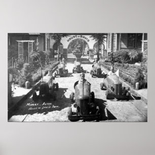 Póster Niños que compiten con en coches miniatura