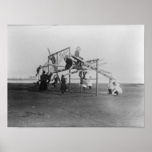 Póster Niños que gozan del patio Swingset