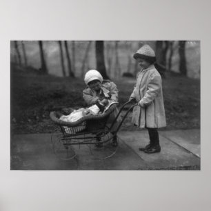 Póster Niños que juegan con la muñeca del niño de