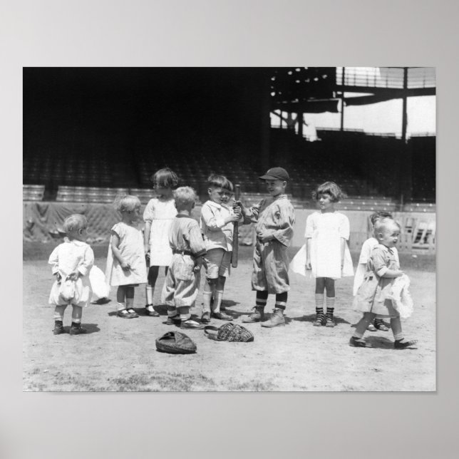 Póster Niños y Chicas en el campo de béisbol (Frente)