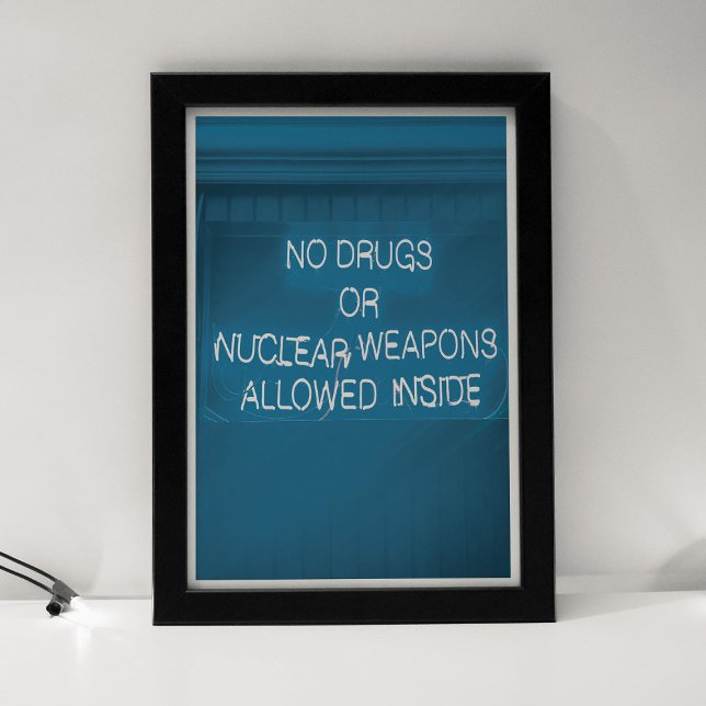 Póster No Drugs or Nuclear Weapons Allowed Inside (Subido por el creador)