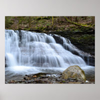 Noche De Primavera Temprana En Las Cascadas. Póste