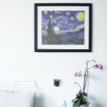 Póster Noche estrellada de Vincent van Gogh<br><div class="desc">Noche estrellada de Vincent van Gogh es una pintura de paisaje paisajístico vintage de arte fino post impresionista que presenta una vista de Saint Remy, Francia del asilo de van Gogh. El cielo nocturno está agitado con nubes con una luna creciente brillante y estrellas brillantes sobre el pintoresco pueblo. La...</div>