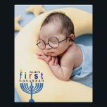 Póster Nombre del bebé Primer Hanukkah Menorah Festival L<br><div class="desc">¡El regalo perfecto para la primera celebración de Hanukkah de un niño! Un gran personalizado presente para el recién nacido, este traje de bebé es un gran regalo para la temporada de vacaciones, o para una ducha de bebé! Añade el nombre del bebé y ordena los trajes de su bebé...</div>