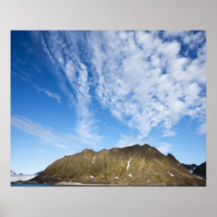Póster Noruega, Svalbard, Nubes sobre acantilados empinad