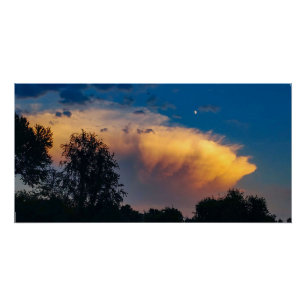 Póster Nube de tormenta Anvil y luna emergente.