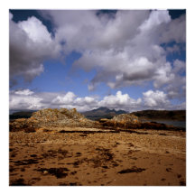 Nube que pasa por la isla Blabheinn de Skye Scotla