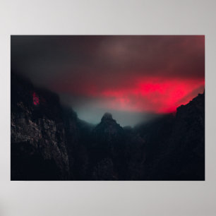 Póster Nubes ardientes, niebla y montañas