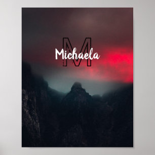 Póster Nubes ardientes, niebla y montañas monograma en el