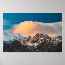 Póster Nubes ardientes sobre las montañas