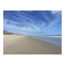 Nubes azules sobre una playa de baja marea en el o