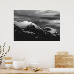 Póster Nubes blancas sobre las montañas oscuras
