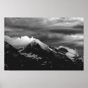 Póster Nubes blancas sobre las montañas oscuras