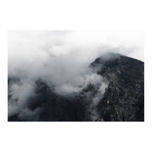 Nubes blancas sobre las oscuras montañas rocosas