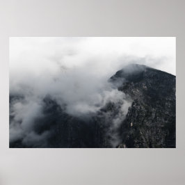 Póster Nubes blancas sobre las oscuras montañas rocosas