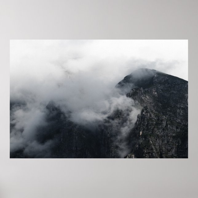 Póster Nubes blancas sobre las oscuras montañas rocosas (Frente)