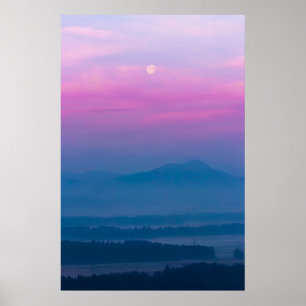 Póster Nubes brillantes y luna al amanecer