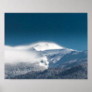 Póster Nubes brumosas sobre la montaña nevada Snežnik, Es