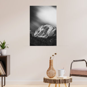Póster Nubes brumosas sobre las montañas en blanco y negr