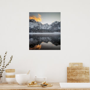 Póster Nubes de atardecer sobre montañas en el lago Fusin